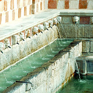 L'Aquila, fontana delle 99 cannelle.