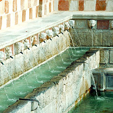 L'Aquila, fontana delle 99 cannelle.